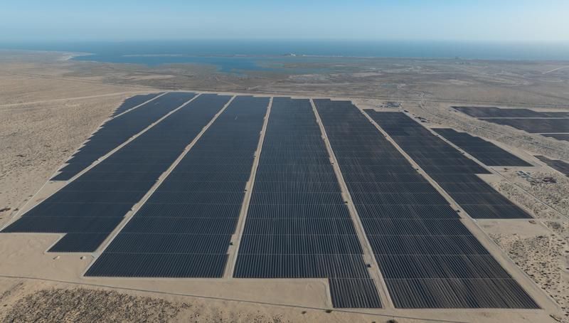 在墨西哥佩尼亚斯科港附近拍摄的中国能源建设集团承建的佩尼亚斯科港光伏项目二期工程（无人机照片）	。新华社资料