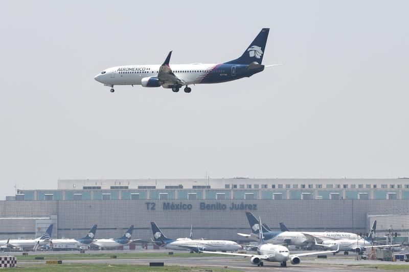 在墨西哥首都墨西哥城贝尼托·华雷斯国际机场拍摄的飞机	。新华社资料